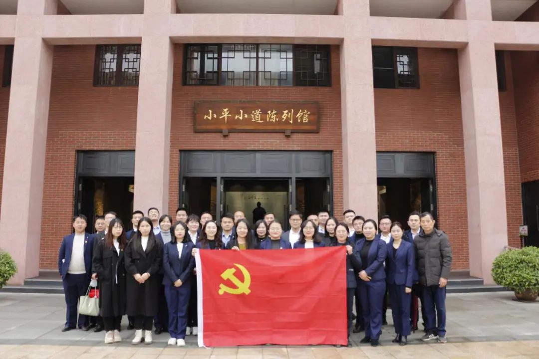 南昌向遠軌道技術(shù)學(xué)校黨支部開展“緬懷革命先烈 傳承紅色基因”主題黨日活動