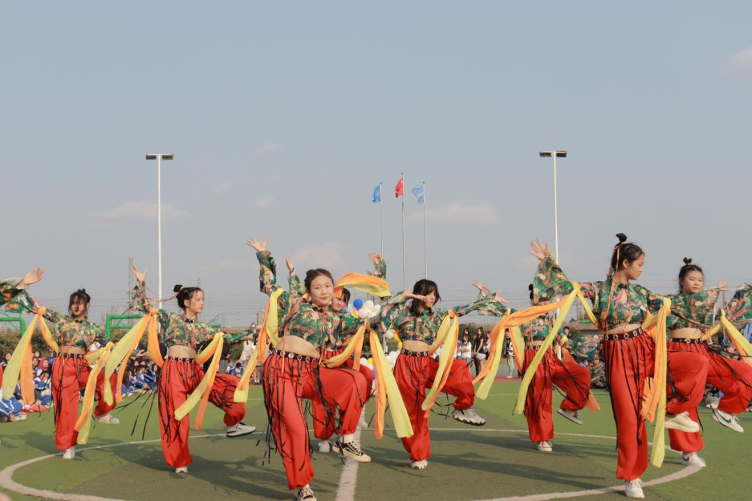 南昌向遠(yuǎn)軌道學(xué)校第五屆校園文化節(jié)開幕式暨文藝匯演隆重舉行