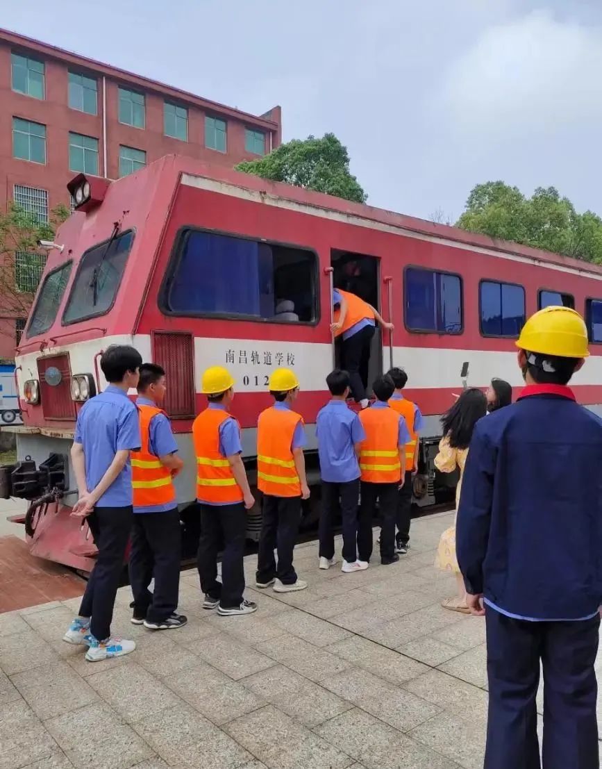 南昌向遠軌道技術(shù)學校機車系開展公開課活動