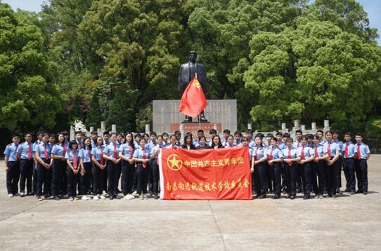 南昌向遠(yuǎn)鐵路學(xué)校學(xué)生赴方志敏烈士陵園掃墓