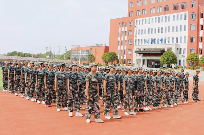 南昌向遠(yuǎn)軌道技術(shù)學(xué)校2019年秋季新生軍訓(xùn)動(dòng)員大會(huì)順利召開