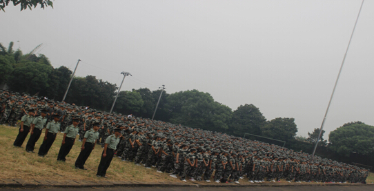 南昌向遠(yuǎn)軌道技術(shù)學(xué)校成功舉辦2016秋季新生軍訓(xùn)動員大會