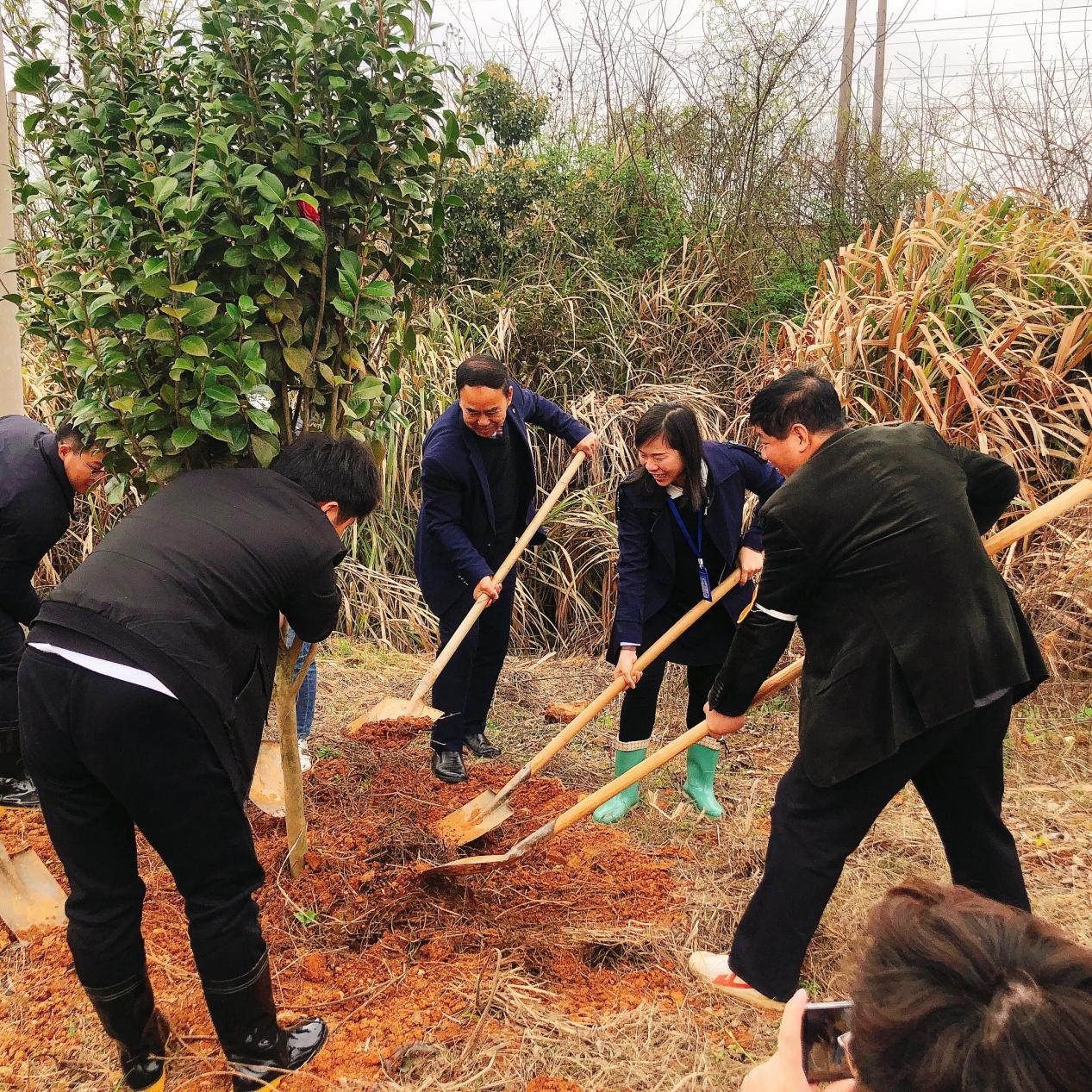 南昌向遠(yuǎn)軌道技術(shù)學(xué)校助力植樹節(jié)，彰顯向遠(yuǎn)力量