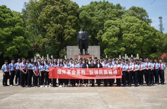 南昌向遠(yuǎn)鐵路學(xué)校學(xué)生赴方志敏烈士陵園掃墓