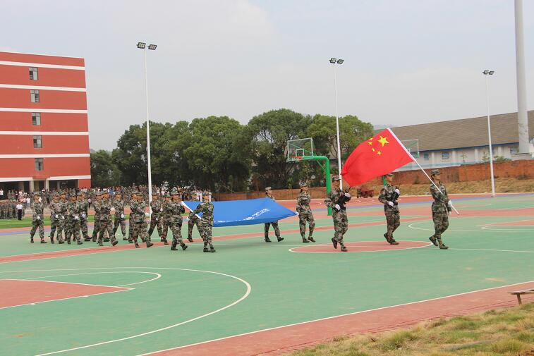 南昌向遠(yuǎn)軌道學(xué)校2018級(jí)新生開學(xué)典禮暨軍訓(xùn)匯演表彰大會(huì)隆重舉行