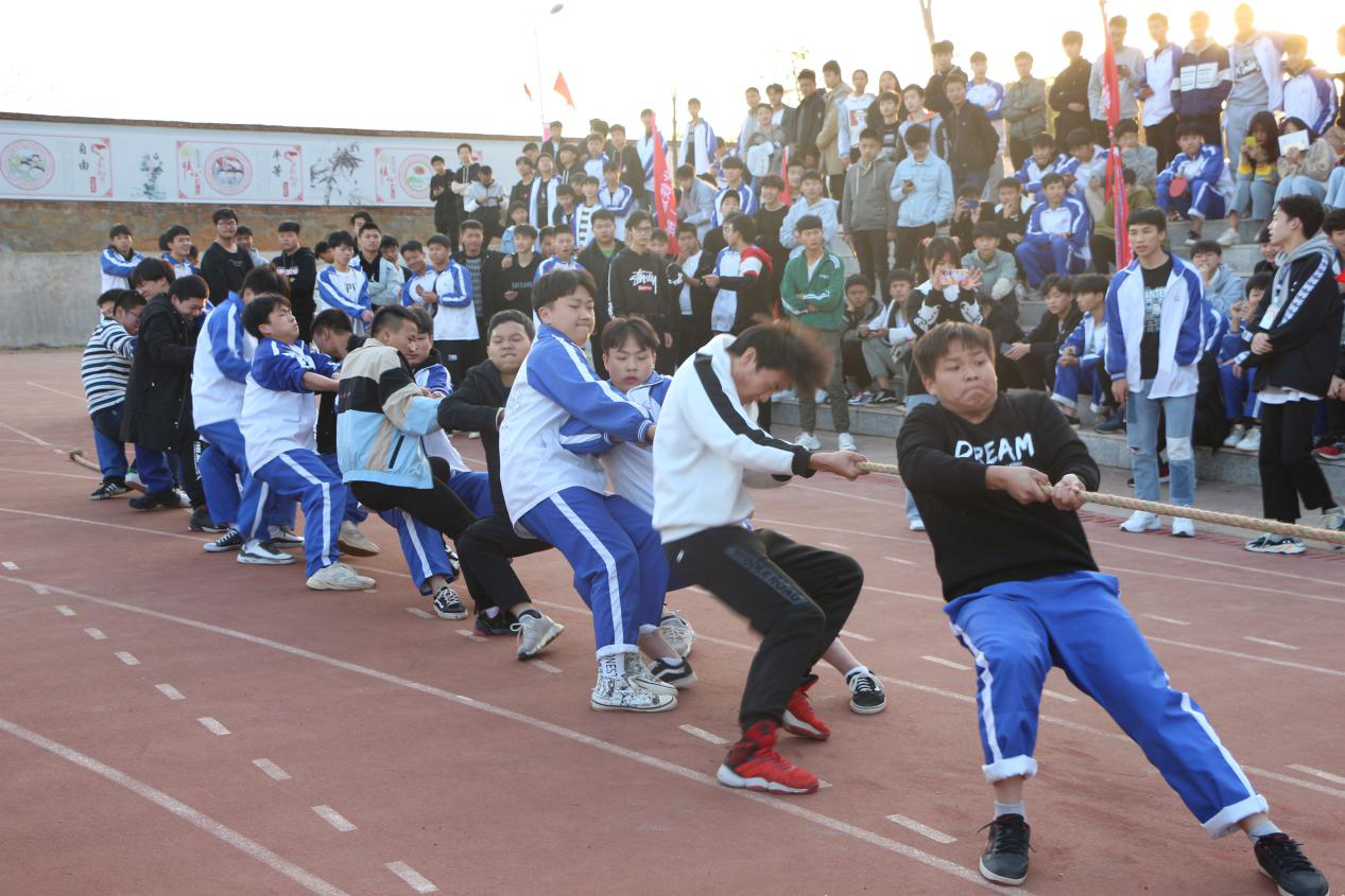 南昌向遠軌道技術(shù)學(xué)校第一屆校園體育節(jié)系列活動之拔河比賽