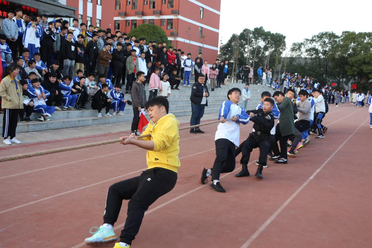 南昌向遠軌道技術(shù)學(xué)校第一屆校園體育節(jié)系列活動之拔河比賽