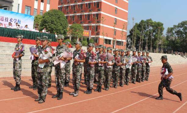 南昌向遠軌道技術學校2019級新生開學典禮暨軍訓匯演表彰大會隆重舉行